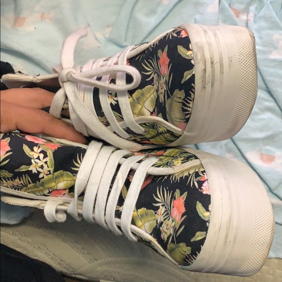 Shoes - Picture 5 of 7